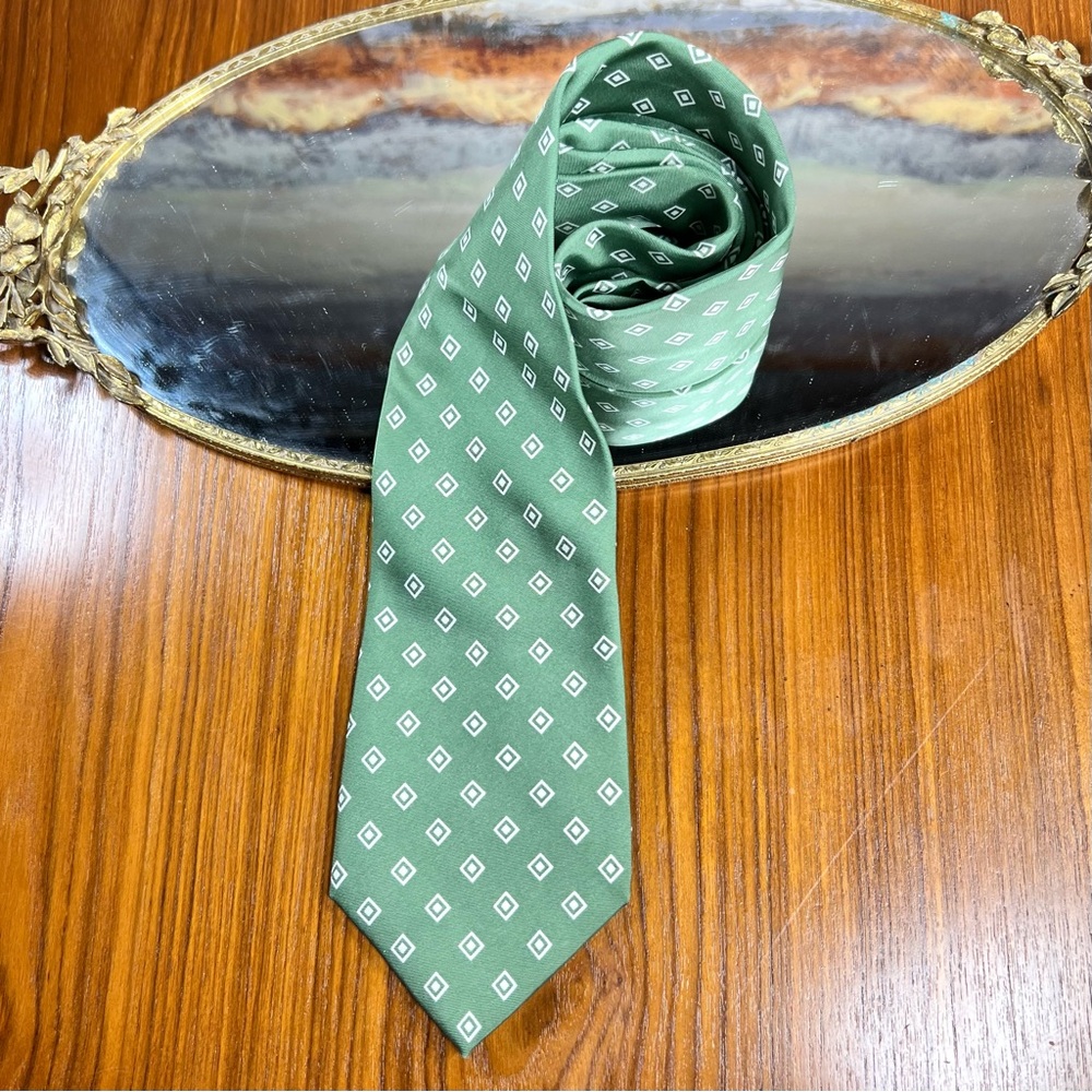 Brooks Brothers 346 Silk Tie Green Diamond Cut Pattern Excellent Condition